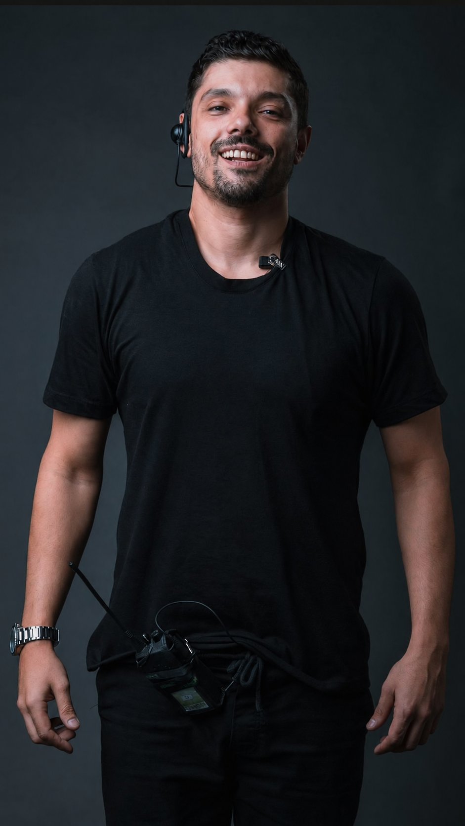 Victor Luporini de camiseta preta, retrato de estúdio em fundo escuro