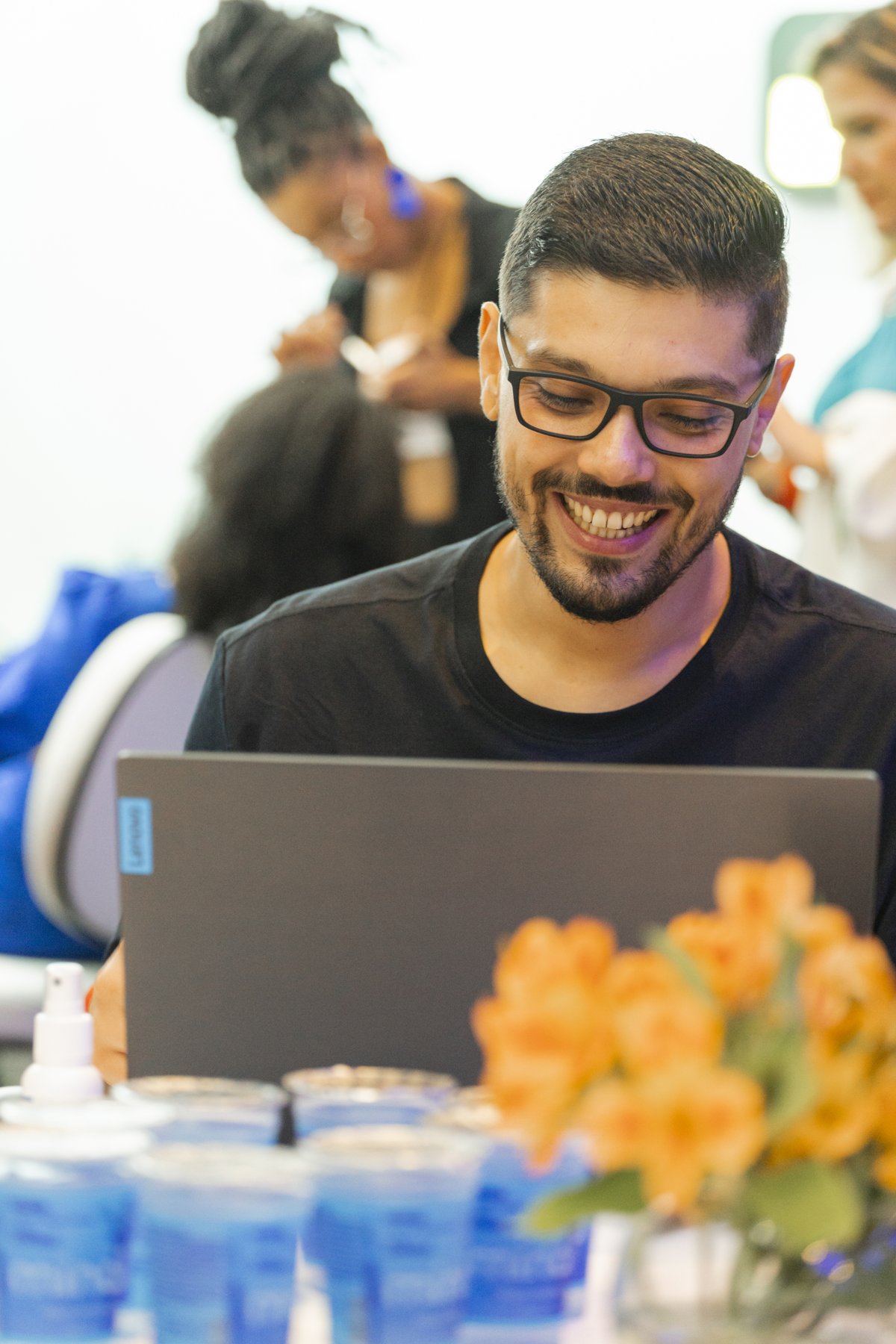 Victor Luporini trabalhando no notebook nos bastidores de um evento